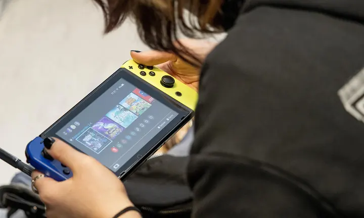 OLED or LCD on a Handheld  What Actually Changes When You Play - illustration