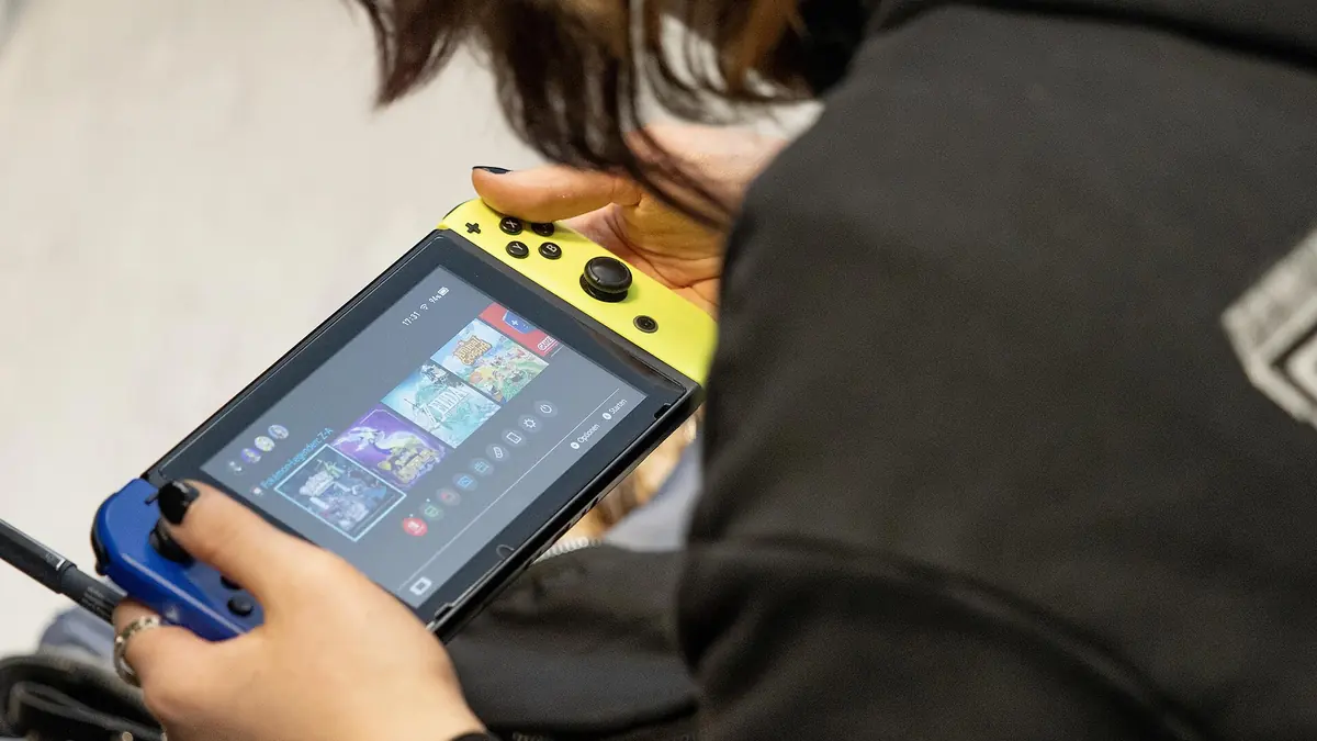 OLED or LCD on a Handheld What Actually Changes When You Play - illustration