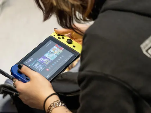 OLED or LCD on a Handheld What Actually Changes When You Play - illustration